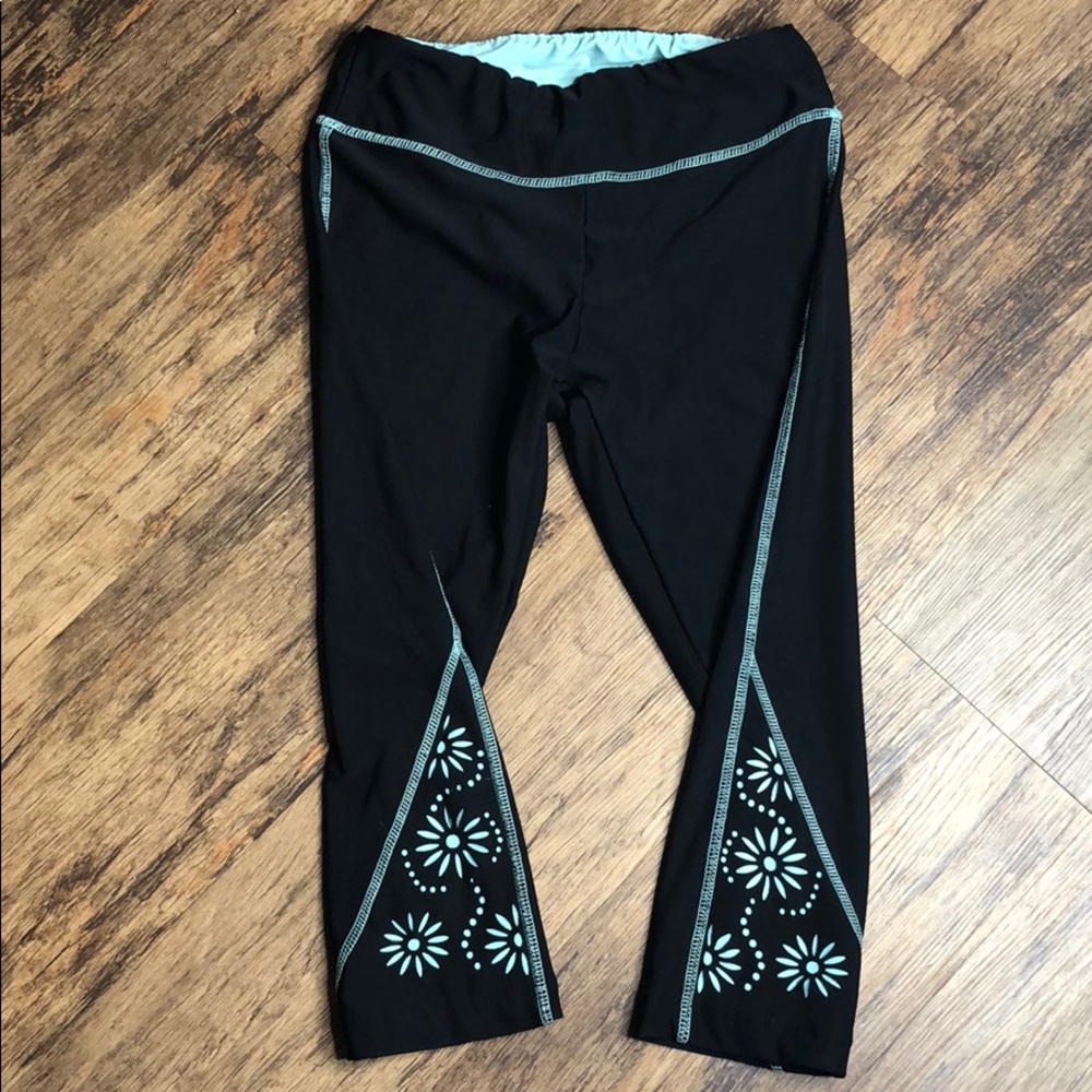 Black capri legging with detail